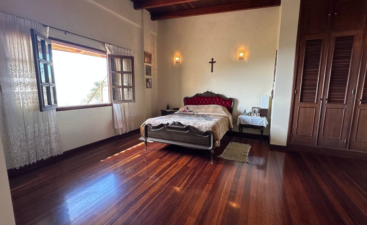 Casa en Venta en Club de Campo, San Antonio de Los Altos – 704m², 6 Habitaciones, 3 Baños y 4 Puestos de Estacionamiento