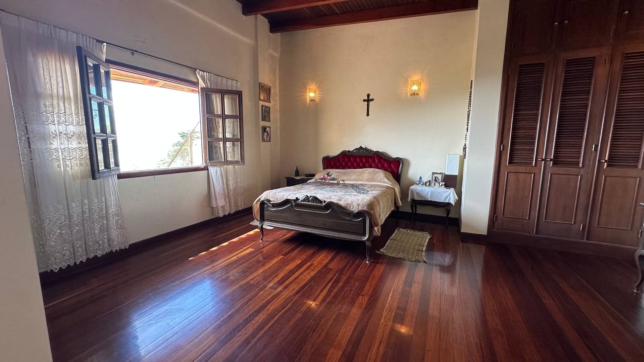 San Antonio-Casa-Dormitorio (4) Casa en Venta en Club de Campo, San Antonio de Los Altos – 704m², 6 Habitaciones, 3 Baños y 4 Puestos de Estacionamiento