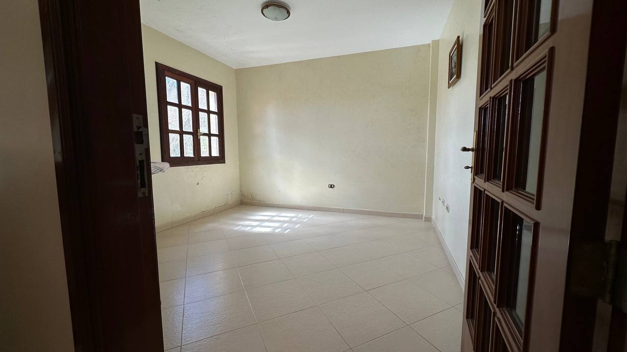 San Antonio-Casa-Dormitorio Casa en Venta en Club de Campo, San Antonio de Los Altos – 704m², 6 Habitaciones, 3 Baños y 4 Puestos de Estacionamiento