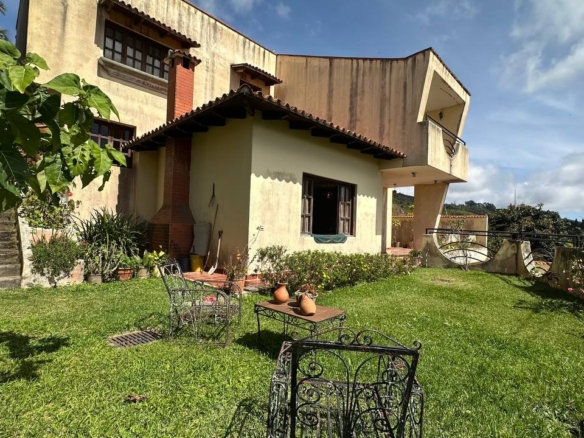 Casa en Venta en Club de Campo, San Antonio de Los Altos – 704m², 6 Habitaciones, 3 Baños y 4 Puestos de Estacionamiento