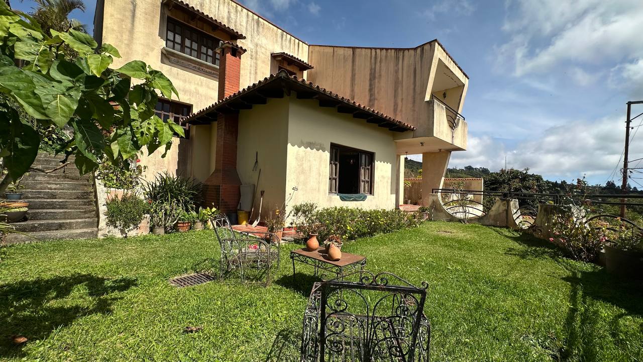 San Antonio-Casa-Fachada Casa en Venta en Club de Campo, San Antonio de Los Altos – 704m², 6 Habitaciones, 3 Baños y 4 Puestos de Estacionamiento