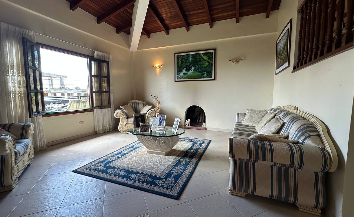 Casa en Venta en Club de Campo, San Antonio de Los Altos – 704m², 6 Habitaciones, 3 Baños y 4 Puestos de Estacionamiento