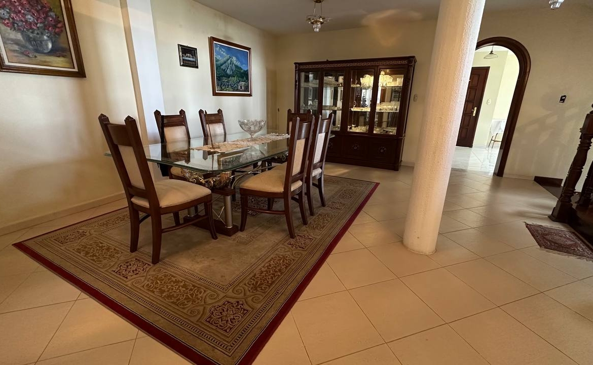 Casa en Venta en Club de Campo, San Antonio de Los Altos – 704m², 6 Habitaciones, 3 Baños y 4 Puestos de Estacionamiento
