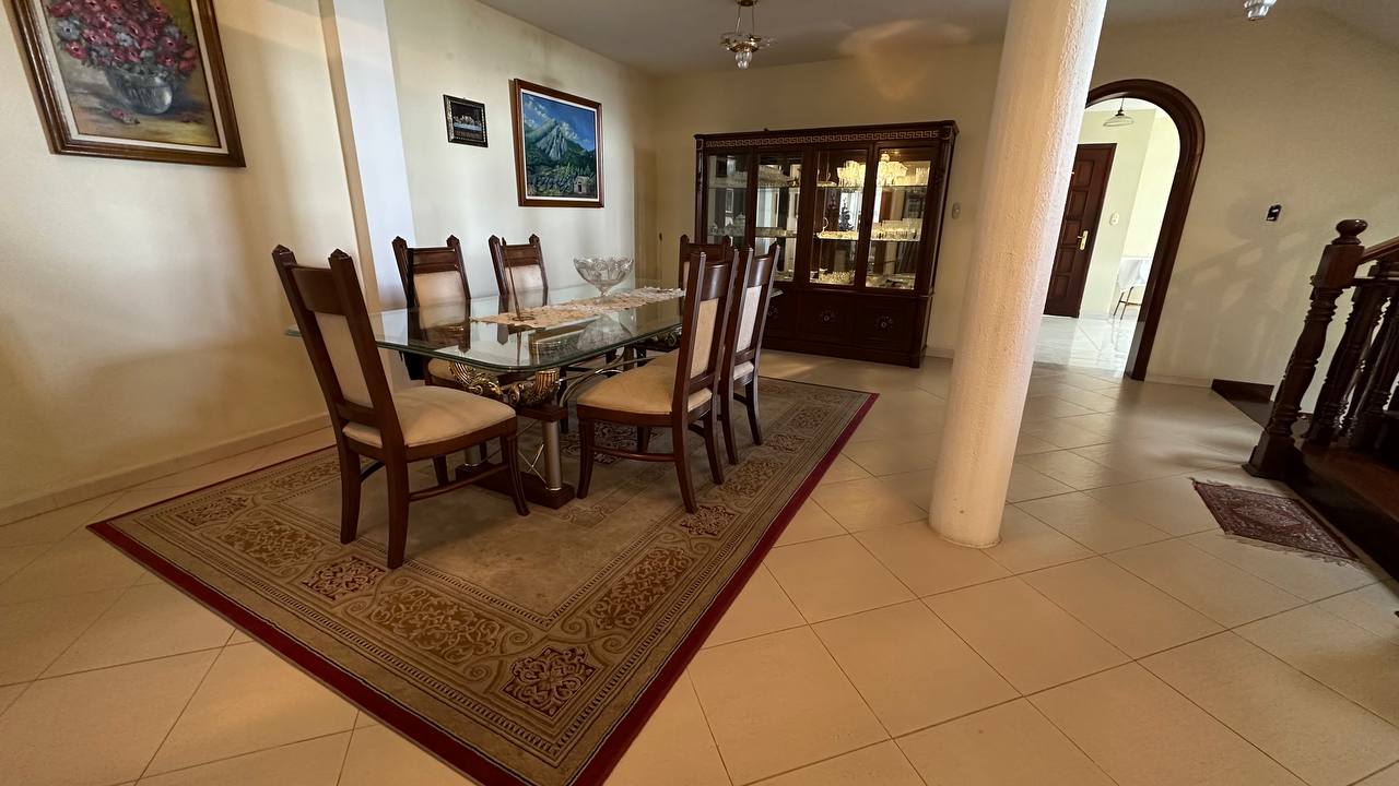 San Antonio-Casa-Sala (2) Casa en Venta en Club de Campo, San Antonio de Los Altos – 704m², 6 Habitaciones, 3 Baños y 4 Puestos de Estacionamiento