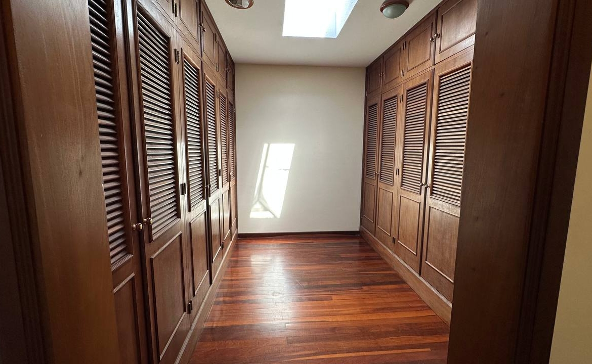 Casa en Venta en Club de Campo, San Antonio de Los Altos – 704m², 6 Habitaciones, 3 Baños y 4 Puestos de Estacionamiento