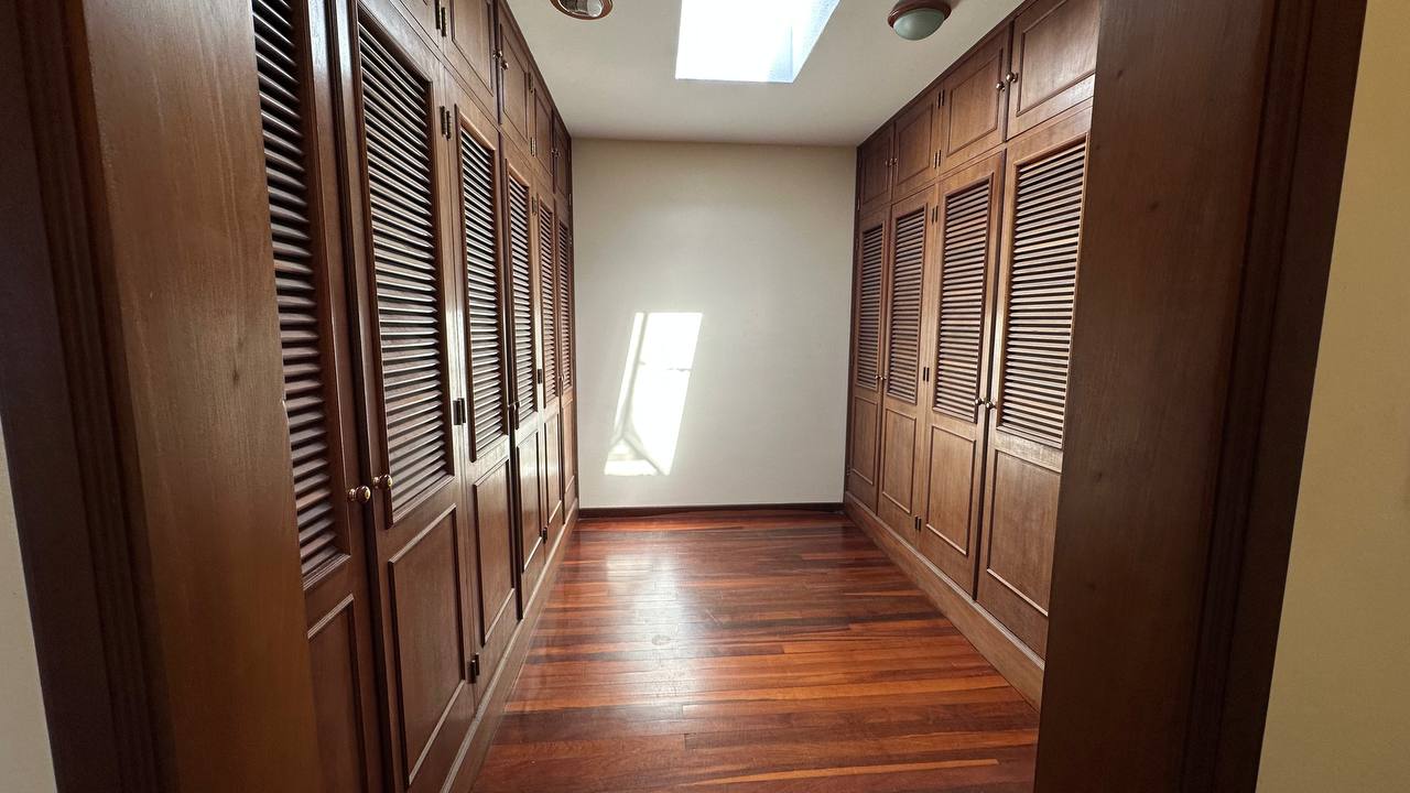 San Antonio-Casa-Vestier Casa en Venta en Club de Campo, San Antonio de Los Altos – 704m², 6 Habitaciones, 3 Baños y 4 Puestos de Estacionamiento