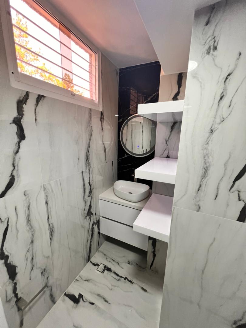 Terrazas del Avila-Baño Apartamento en Venta en Terrazas del Ávila, Caracas – 134m², 4 Habitaciones, 3 Baños y 1 Puesto de Estacionamiento