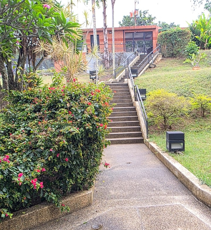 Apartamento en Alquiler en Urbanización Miranda, Caracas – 120m², 2 Habitaciones, 2.5 Baños y 1 Puesto de Estacionamiento