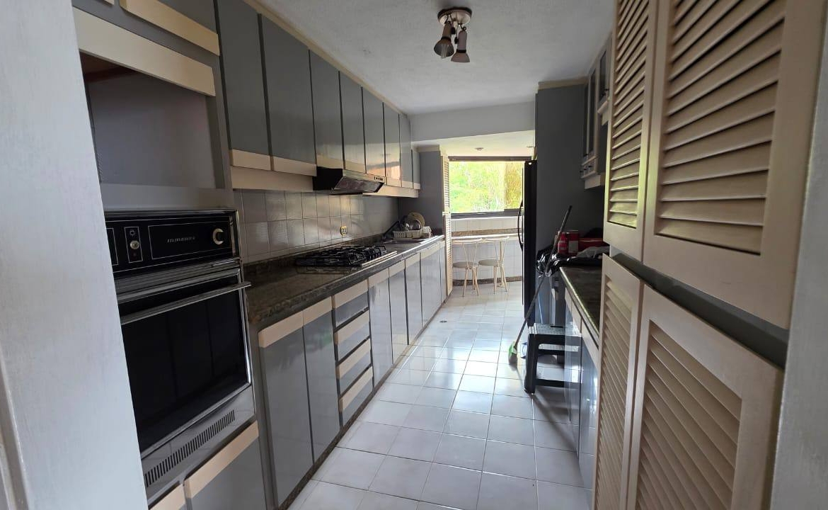 Apartamento en Alquiler en Urbanización Miranda, Caracas – 120m², 2 Habitaciones, 2.5 Baños y 1 Puesto de Estacionamiento
