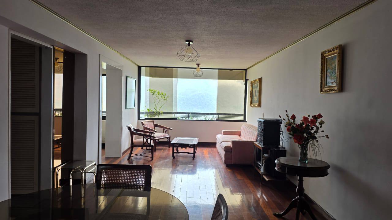 Urb Miranda-Sala (2) Apartamento en Alquiler en Urbanización Miranda, Caracas – 120m², 2 Habitaciones, 2.5 Baños y 1 Puesto de Estacionamiento