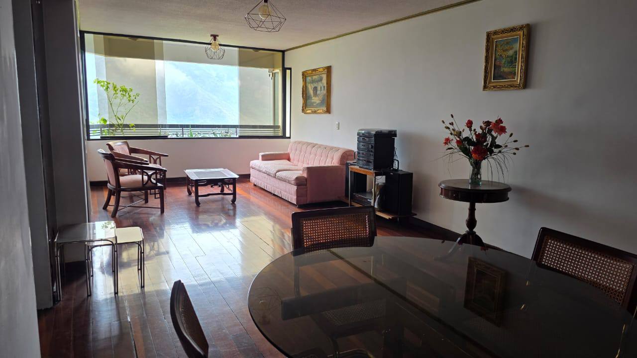 Urb Miranda-Sala Apartamento en Alquiler en Urbanización Miranda, Caracas – 120m², 2 Habitaciones, 2.5 Baños y 1 Puesto de Estacionamiento