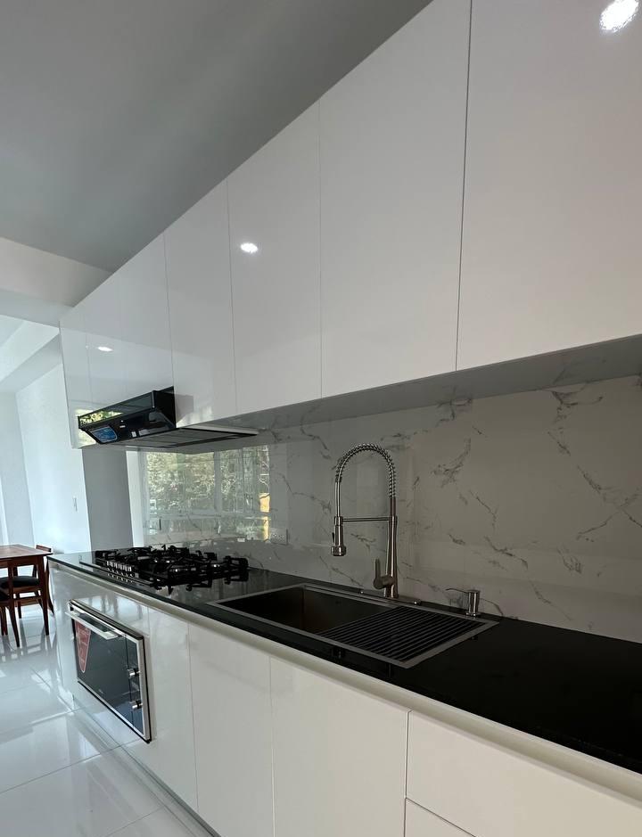 lagunita-cocina-2 Apartamento en Venta en La Lagunita, El Hatillo – 134m², 2H/2B, Terraza y 4 Puestos