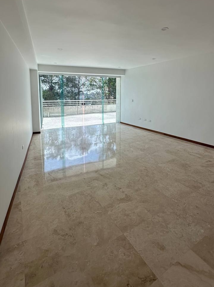 lagunita-sala Apartamento en Venta en La Lagunita, El Hatillo – 134m², 2H/2B, Terraza y 4 Puestos
