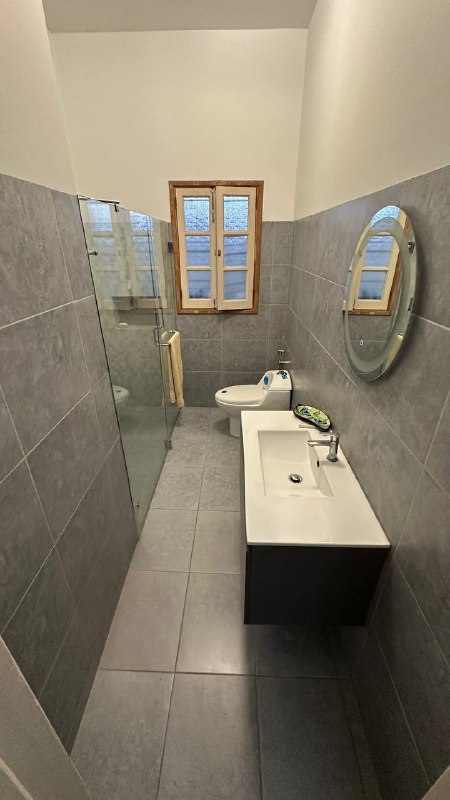 las acacias-baño Casa en Venta en Las Acacias, Caracas – 410m², 5 Habitaciones, 3 Baños y 3 Puestos de Estacionamiento