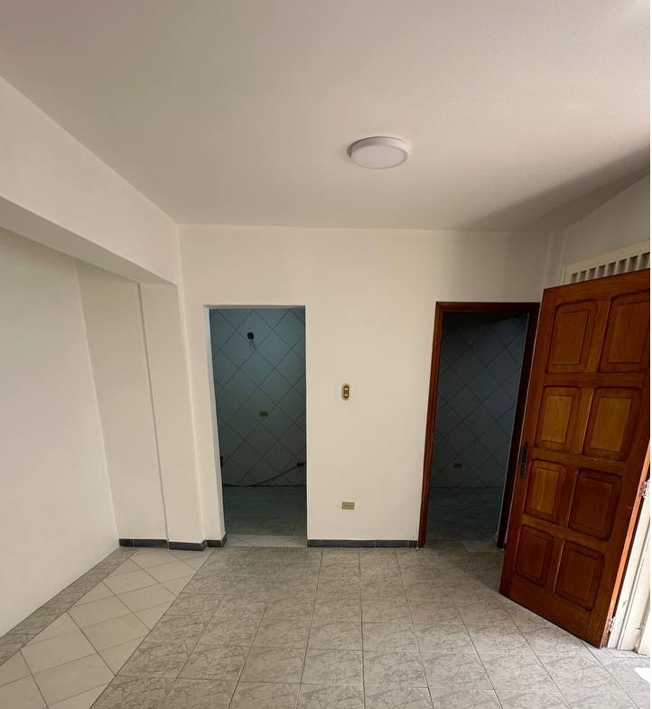 Casa en Venta en Las Acacias, Caracas – 410m², 9 Habitaciones, 9 Baños y 4 Puestos de Estacionamiento