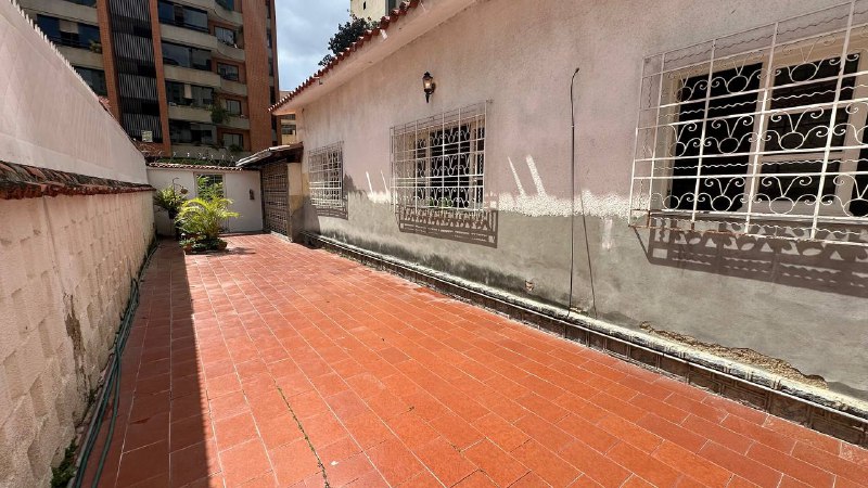 Casa en Venta en Las Acacias, Caracas – 410m², 5 Habitaciones, 3 Baños y 3 Puestos de Estacionamiento