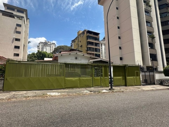 Casa en Venta en Las Acacias, Caracas – 410m², 9 Habitaciones, 9 Baños y 4 Puestos de Estacionamiento