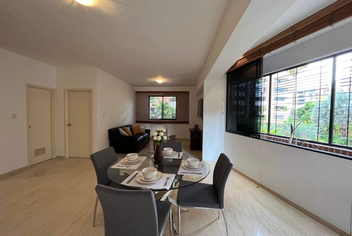 Apartamento en Alquiler en Campo Alegre, Caracas – 76 m², 1 Habitación, 2 Baños y 2 Puestos de Estacionamiento