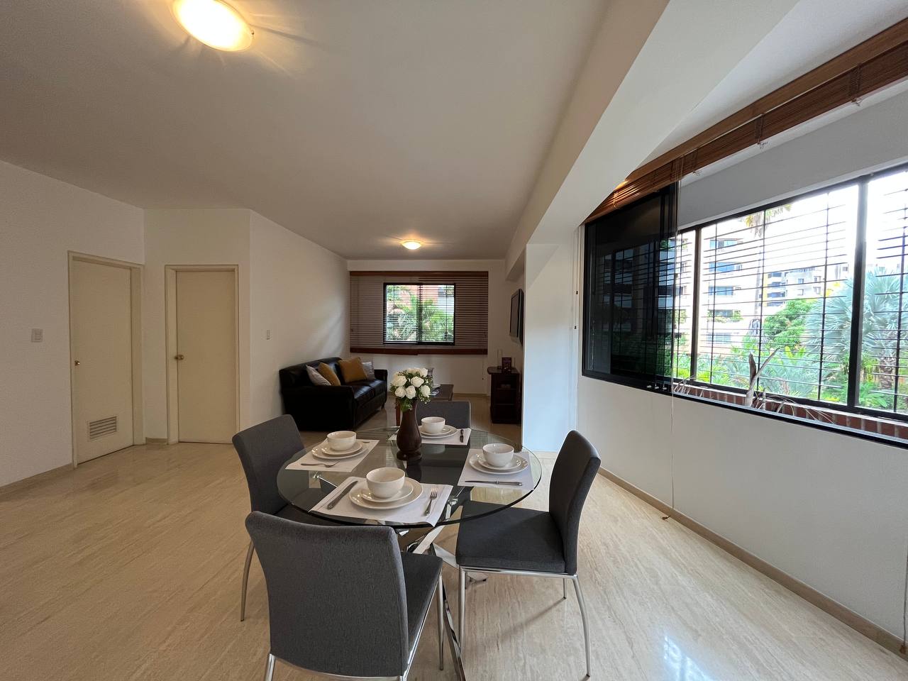 WhatsApp Image 2023-05-12 at 5.28.44 PM (1) Apartamento en Alquiler en Campo Alegre, Caracas – 76 m², 1 Habitación, 2 Baños y 2 Puestos de Estacionamiento