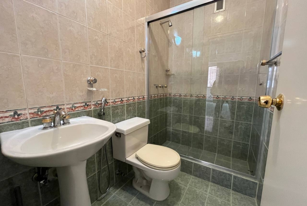 Apartamento en Alquiler en Campo Alegre, Caracas – 76 m², 1 Habitación, 2 Baños y 2 Puestos de Estacionamiento