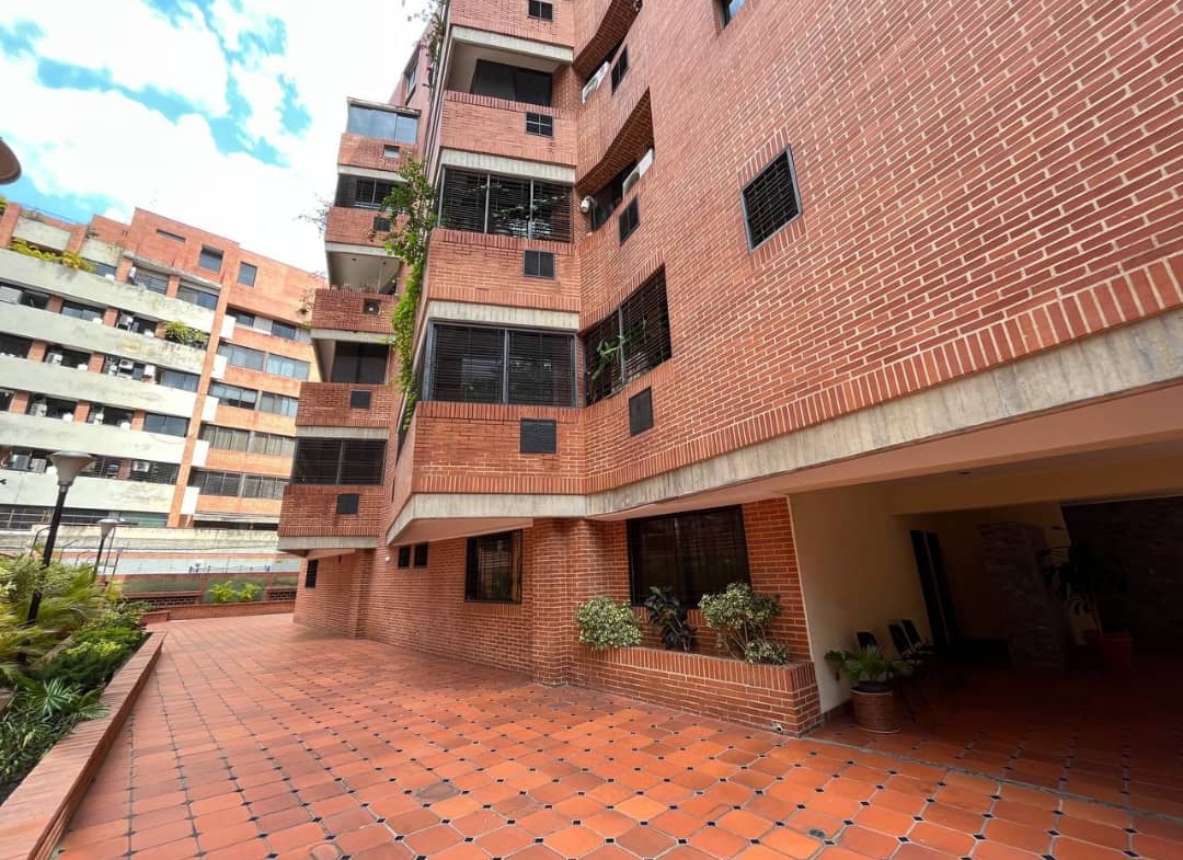 Apartamento en Alquiler en Campo Alegre, Caracas – 76 m², 1 Habitación, 2 Baños y 2 Puestos de Estacionamiento