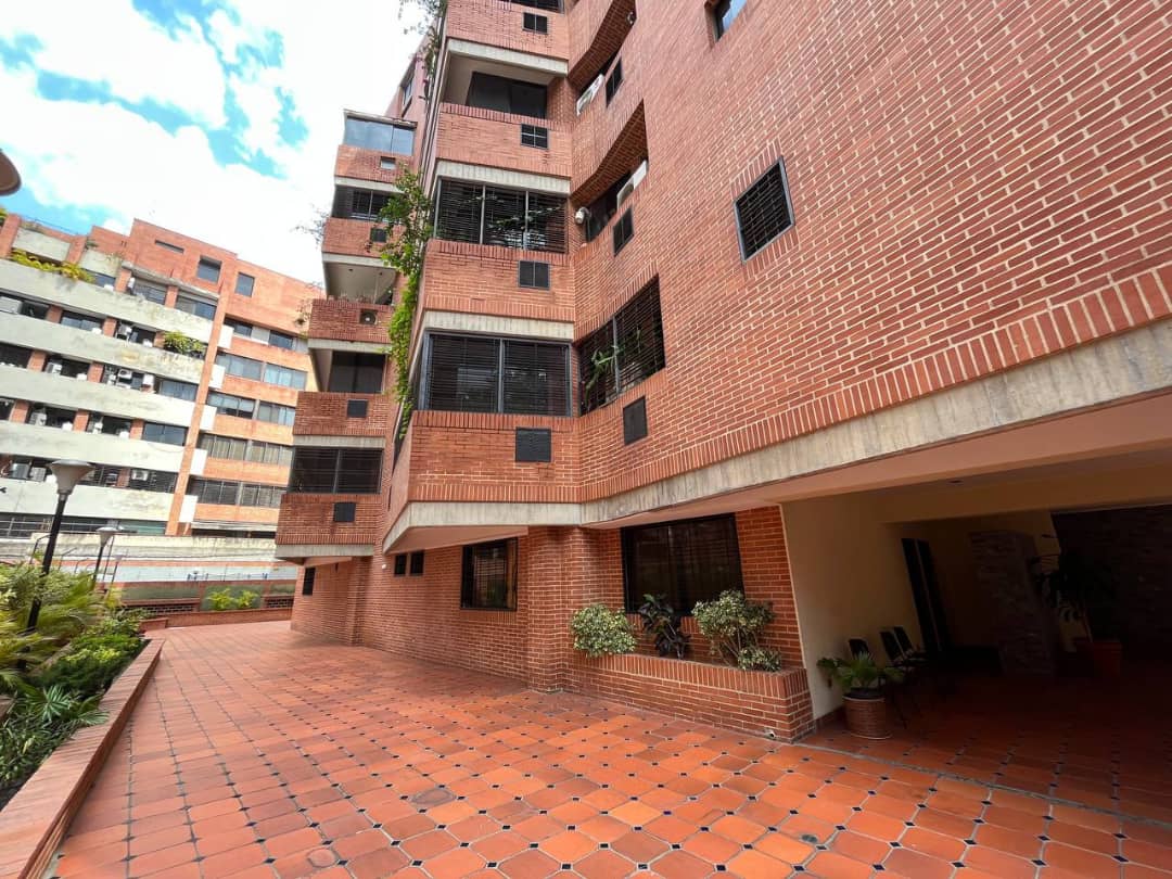 WhatsApp Image 2023-05-12 at 5.28.45 PM (2) Apartamento en Alquiler en Campo Alegre, Caracas – 76 m², 1 Habitación, 2 Baños y 2 Puestos de Estacionamiento