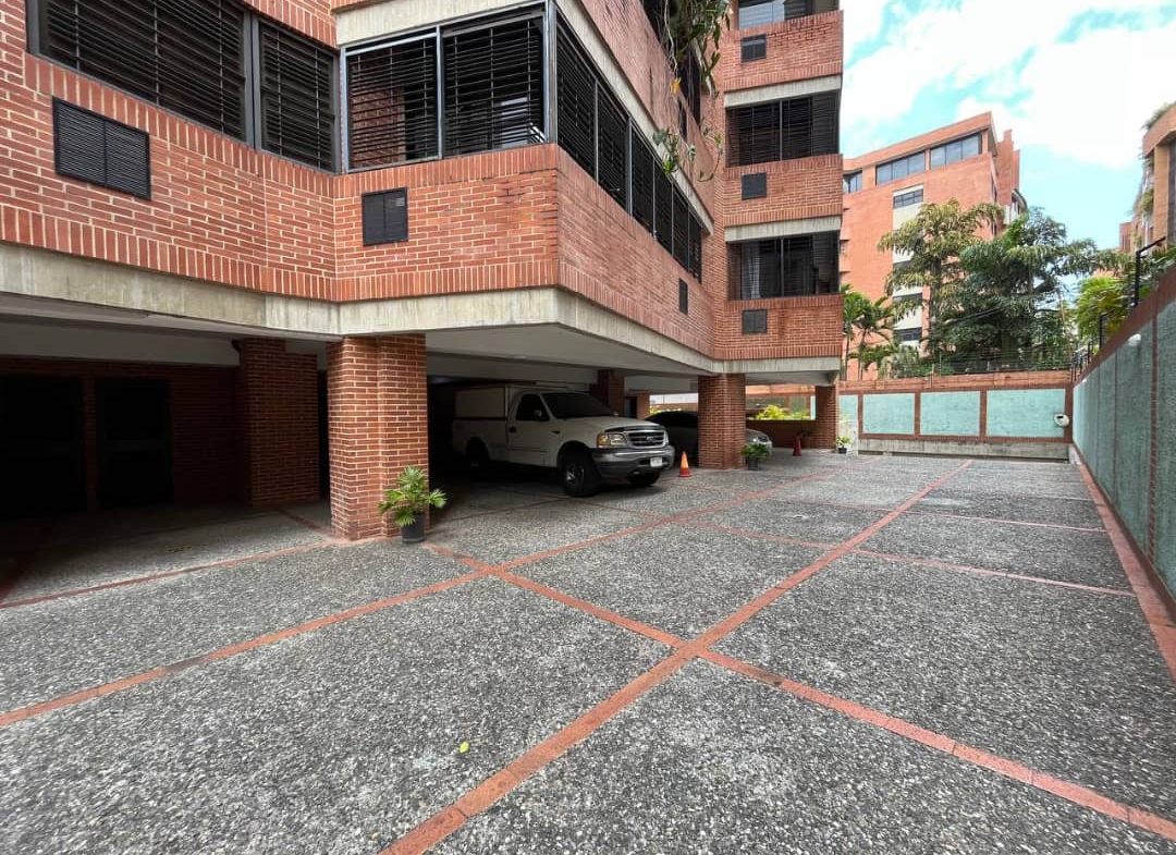 Apartamento en Alquiler en Campo Alegre, Caracas – 76 m², 1 Habitación, 2 Baños y 2 Puestos de Estacionamiento