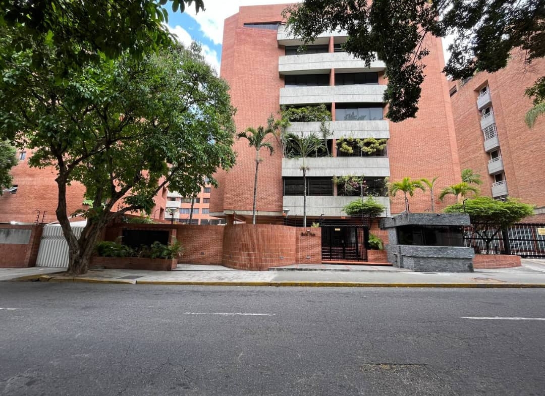 Apartamento en Alquiler en Campo Alegre, Caracas – 76 m², 1 Habitación, 2 Baños y 2 Puestos de Estacionamiento